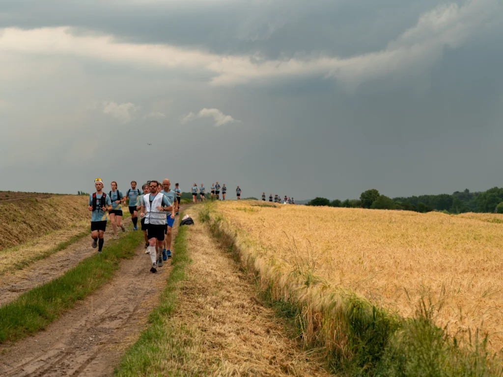 De lopers dalen het pad naar Russeignies af om terug richting Ronse te lopen. Wij hier zijn trainingszones goed kent laat zich niet verassen op de laatste helling van de dag.