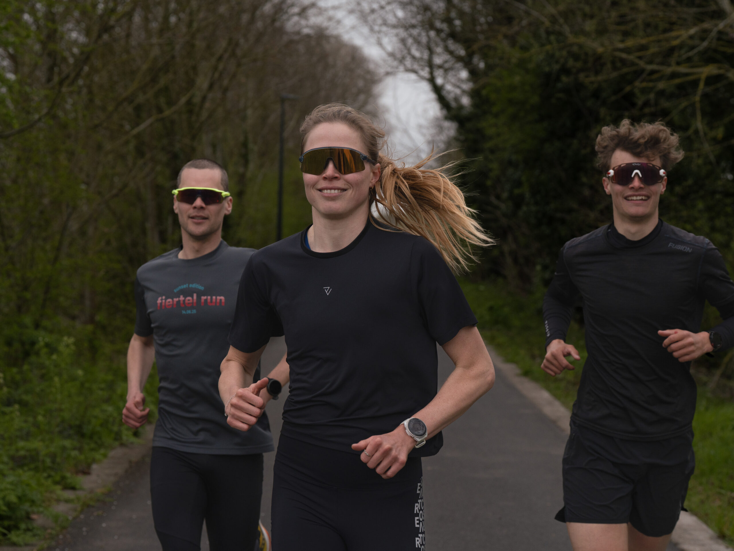 Drie duursporters die samen lopen tijdens de Fiertel Run