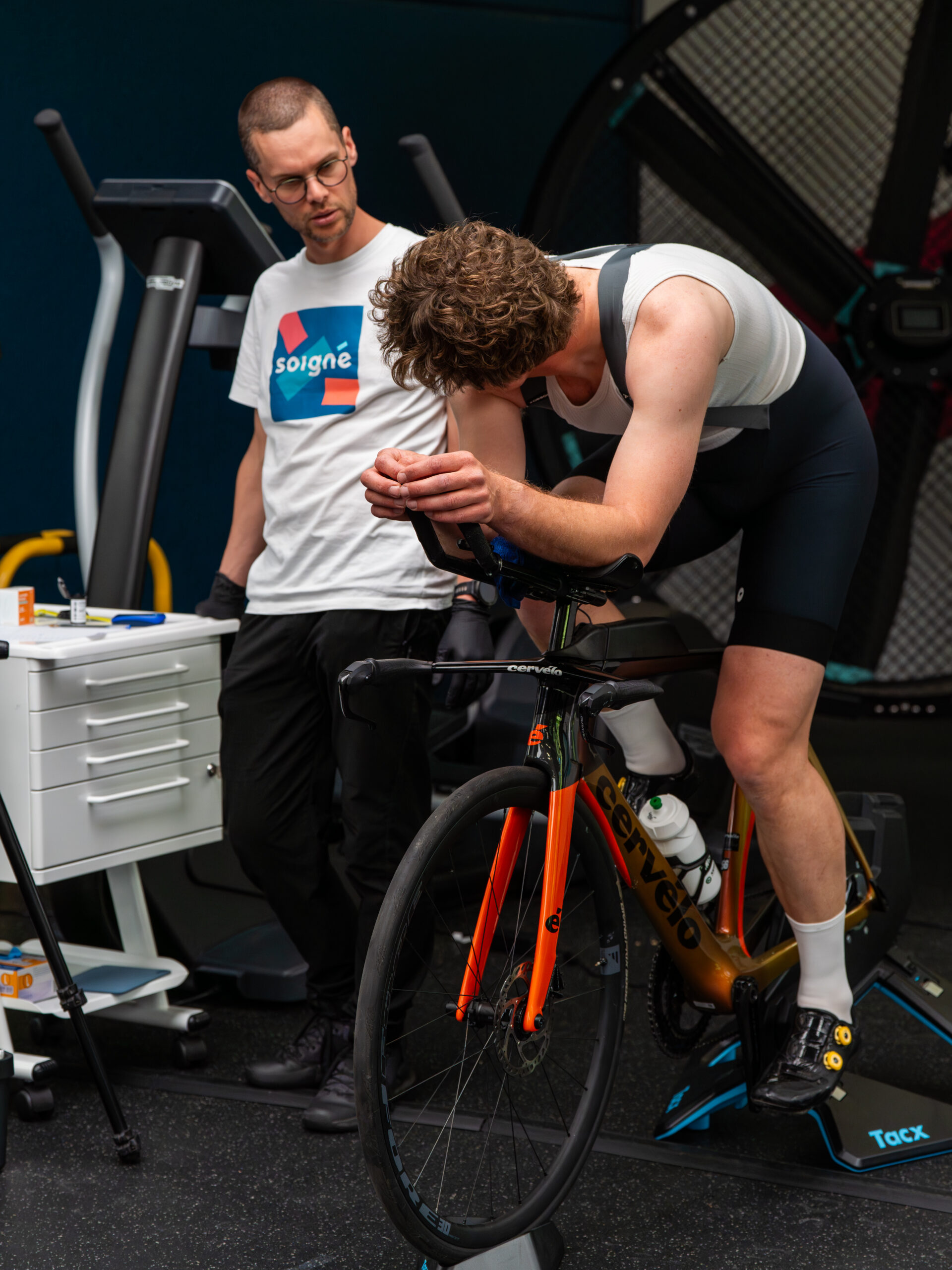 Coach Dries begeleidt een fietser tijdens een lactaattest